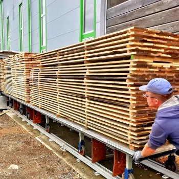 Altholz mit Zwischenlatten für die Hitzebehandlung vorbereitet