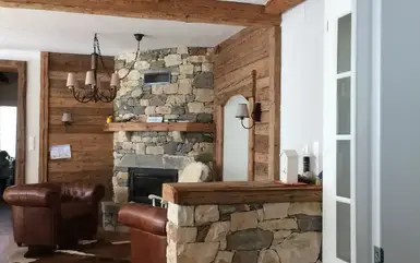 Wohnzimmer im rustikalen Alpenchalet Stil