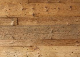 Altholz Wandverkleidung - Rustikale Bretter aus wiederverwendeten Bodenbrettern alter Scheunen. Die Bretter haben eine ausgetretene Oberfläche und vorstehende Äste, die eine natürliche und rustikale Atmosphäre in jeden Raum bringen