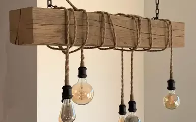 Altholz Eichenbalken als Lampe im Wohnzimmer