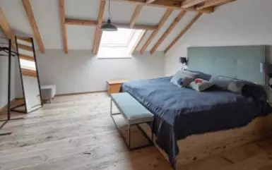 Schlafzimmer mit gemütlich-rustikalen Fussboden aus Altholz