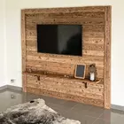 Altholz TV-Wand mit dreiseitigen Abschlussbalken