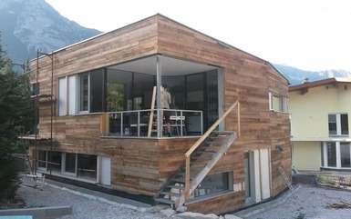Modernes Wohnhaus mit einer Altholz Aussenfassade