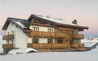 Haus mit Aussenfassade aus Altholz Sonnenverbrannten Brettern im Winter