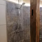 Badezimmer mit Altholzbalken aus rustikaler Eiche
