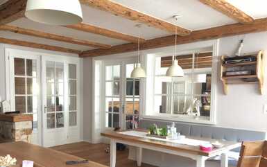 Zimmerdecke in Küche aus Altholz Balken Brenners Altholz