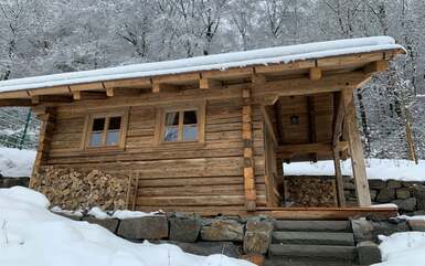 Blockhütte aus Altholz Balken handgehackt