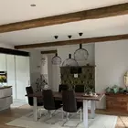 Wohnzimmer mit Zierbalken aus Altholz Eiche Original