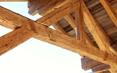 Dachstuhl aus handgehackten Altholz Balken
