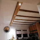 Deckenbalken aus Altholz mit LED-Spots
