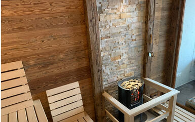 Dreischichtplatten aus Altholz in Saune verbaut