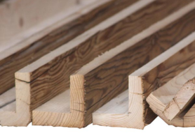 Elbowbeams aus Altholz - Balken aus wiederverwendetem Altholz in L-Form für die Verkleidung von Mauervorsprüngen oder Eckmontage. Platz für Kabel, Rohre oder ähnliches hinter dem Balken