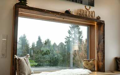 Fensterrahmen aus Altholz Blockwand Eiche