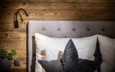 Schlafzimmer mit handgehackter Wandverkleidung