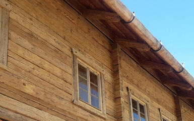 Fassade eines Hauses mit Altholz verkleidet