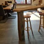 Rustikaler Altholzbalken aus Eiche als Tisch