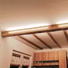 LED-Leiste in gehackten Balken aus Altholz mit U-Profil