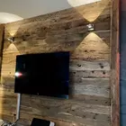 TV Wand aus originaler Altholz Eiche mit Endbalken