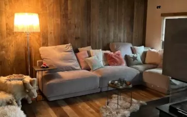 Wohnzimmer mit sonnerverbrannter Altholz Wandverkleidung