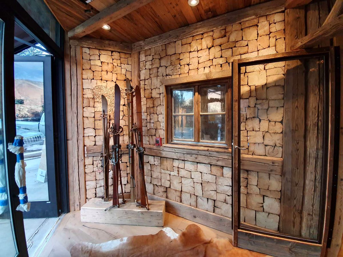 Altholz-Wandverkleidung im Restaurant Almresi in Aspen, USA
