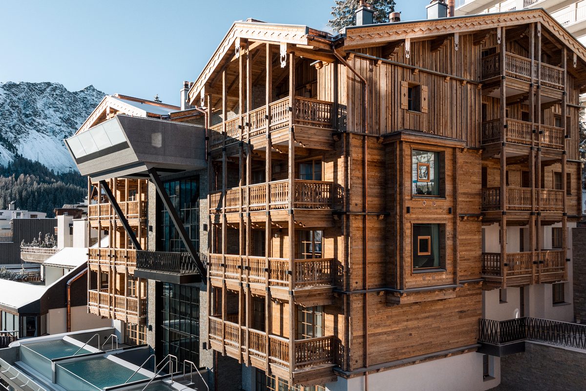 Altholz-Fassade am BelArosa Chalet in Arosa, Schweiz – Komplettprojekt innen und außen