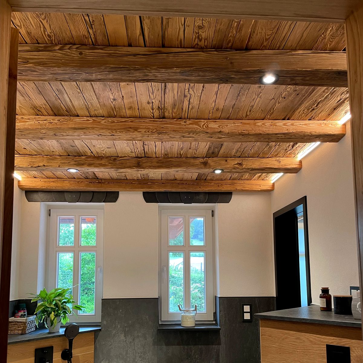 Badezimmer mit BoxedBeam-Decke und integrierten Spots