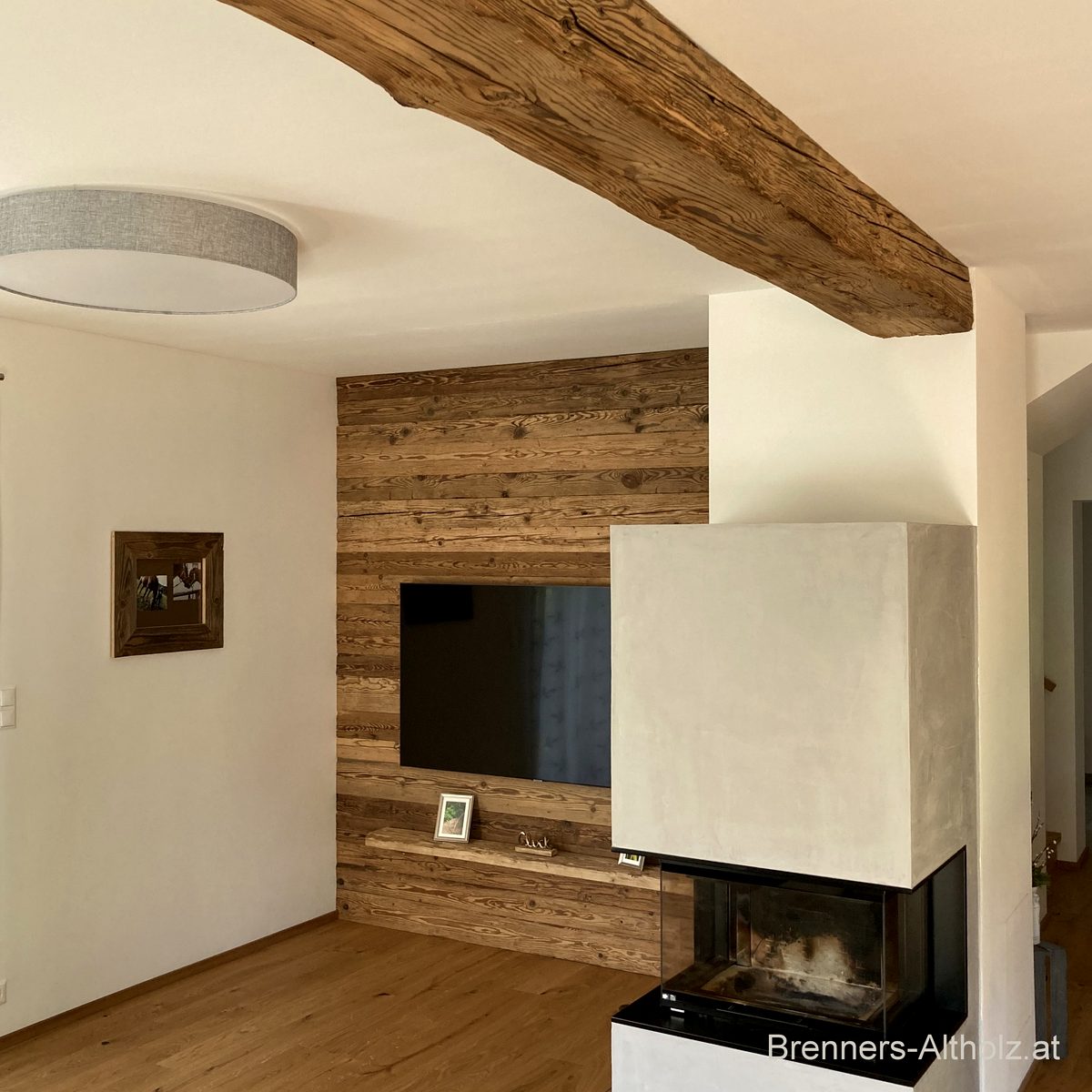 Wohnzimmer mit BoxedBeam an der Decke und Altholz-Wandverkleidung