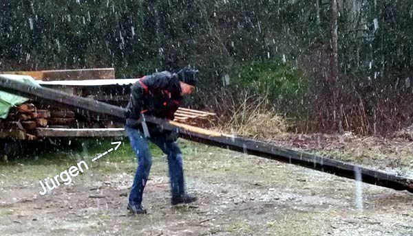 Jürgen mit Balken im Schneeregen