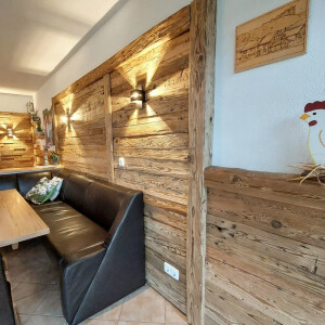 Altholz Abschlussbalken an der Wand
