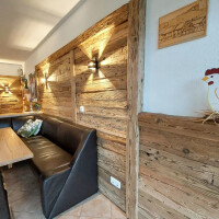 Altholz Abschlussbalken an der Wand