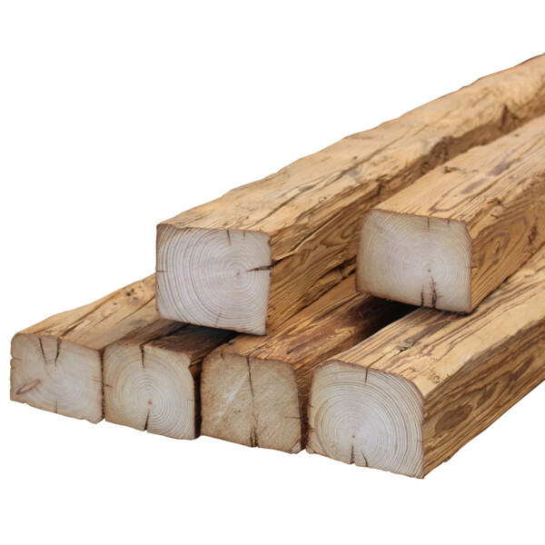 Alte Holz Balken mit gehackter Oberfläche