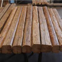 Klassische Altholz Balken gehackt und auf Wunschmass zugeschnitten