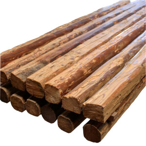 Altholz Balken mit gehackter rustikaler Oberfläche