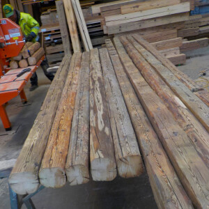 Produktion von rustikalen Altholz Balken