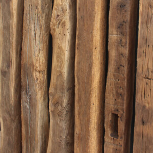 Altholzbalken aus originaler Eiche mit runder Oberflaeche und Kerben