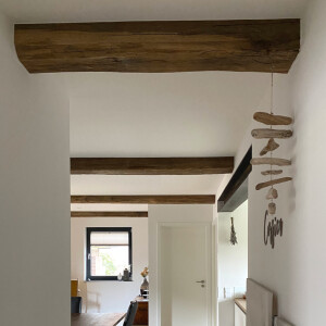 U-Form Altholz-Balken als Verkleidung der Decke im Wohnhaus