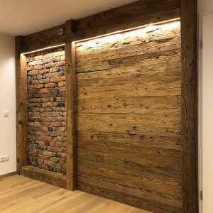 Gehacktes Altholz an der Wand