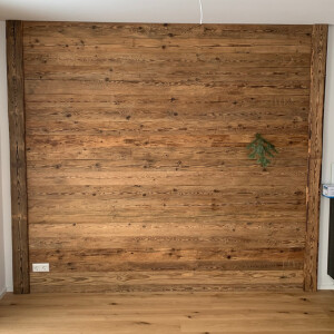 Handgehackte alte Bretter an der Wand verbaut