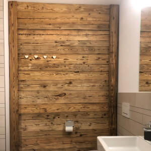 Gehackte Fichtenbretter an der Decke verbaut