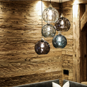 Gehacktes Holz beleuchtet an der Wand