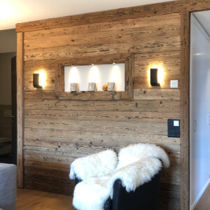 Gehackte Altholzbretter an der Wand