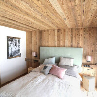 Gehackte Altholzbretter mit originaler Oberfläche als Wand im Wohnzimmer