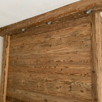Wand mit Holz gehackte Oberfläche