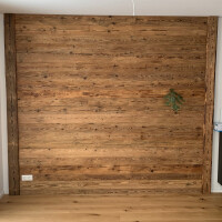 Handgehackte alte Bretter an der Wand verbaut