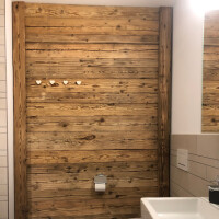 Gehackte Fichtenbretter an der Decke verbaut