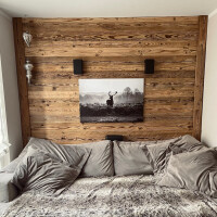 Sitzecke mit gehackten Holzbrettern an der Wand