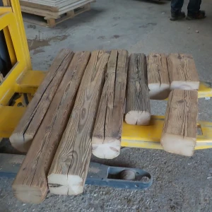Kurze alte Holzbalken für Handwerkerprojekte