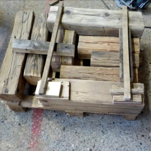 Heimerker Box aus verschiedenen Altholzbalken