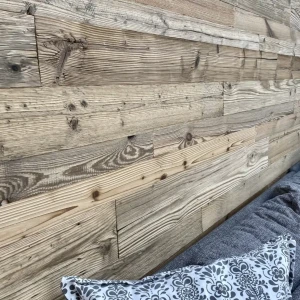 Wandverkleidung mit verwittert braunen Altholzbretter