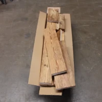 gehackte Altholzbretter in einer Box für Heimwerker Projekte